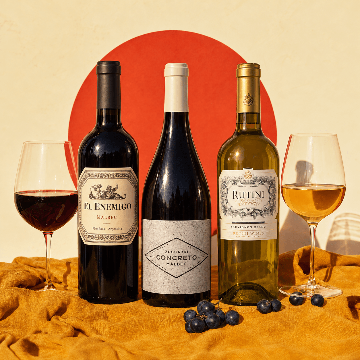 El Enemigo Malbec, Zuccardi Concreto y Rutini Sauvignon Blanc, con dos copas sobre una mesa